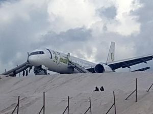 Pesawat Fly Jamaica Mendarat Darurat, 6 Orang Terluka Pesawat Fly Jamaica Mendarat Darurat, 6 Orang Terluka
