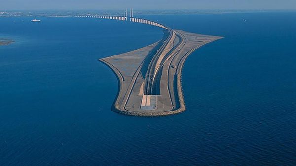 Luar Biasa! Jembatan di Eropa Ini Tembus Bawah Laut