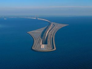 Luar Biasa! Jembatan di Eropa Ini Tembus Bawah Laut