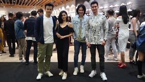 Gaya Nana Mirdad Hingga Vino G. Bastian Tampil Kasual dengan Sneakers