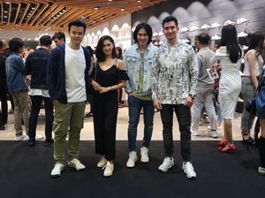 Gaya Nana Mirdad Hingga Vino G. Bastian Tampil Kasual dengan Sneakers