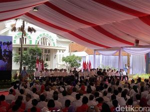 Bertemu Paguyuban Pasundan, Jokowi Diberi Gelar Pinisepuh