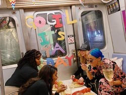 Wanita Ini Rayakan Pesta Ulang Tahun Meriah Dalam Gerbong Kereta