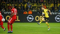 Marco Reus menyamakan skor di menit ke-67 memaksimalkan umpan Lukasz Piszczek. Gol kedua Reus di laga ini sekaligus yang kedelapan di Bundesliga musim ini. (Leon Kuegeler/Reuters)