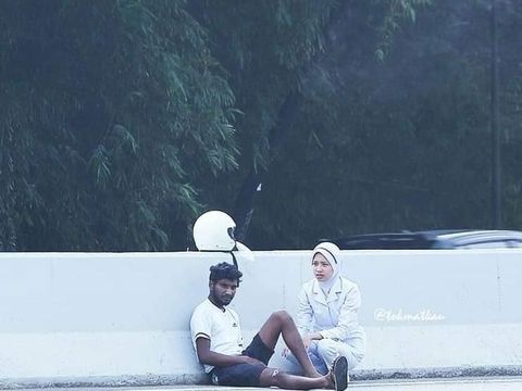 Aksi Perawat yang Jadi Viral karena Tolong Korban Kecelakaan di Jalan