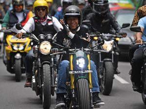 Foto: Gaya Jokowi Pakai Jaket Bubur Ayam Racer Rp 1,4 Juta Saat Konvoi