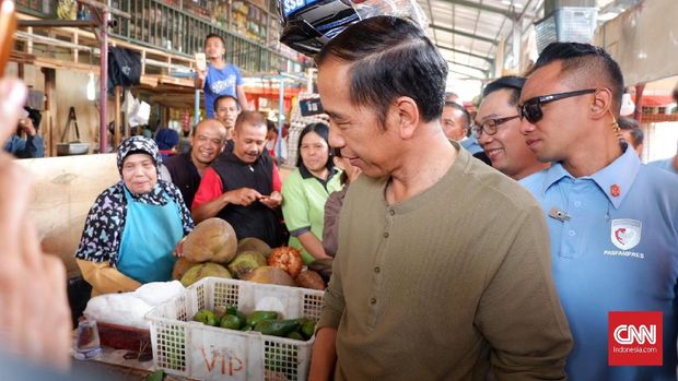 Jokowi Belanja Ubi Hingga Daun Pepaya di Pasar Cihaur Geulis