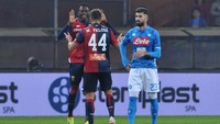 Keunggulan 1-0 untuk Genoa bertahan sampai babak pertama usai. Foto: Jennifer Lorenzini/Reuters