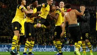 Dortmund akhirnya menang dengan skor 3-2 di akhir laga dan kini unggul tujuh poin dari Bayern Munich di puncak klasemen. Die Borussen benar-benar on fire! (Leon Kuegeler/Reuters)