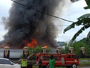 Kantor Gubernur Papua Terbakar, Gedung Sasana Krida Ludes Kantor Gubernur Papua Terbakar, Gedung Sasana Krida Ludes