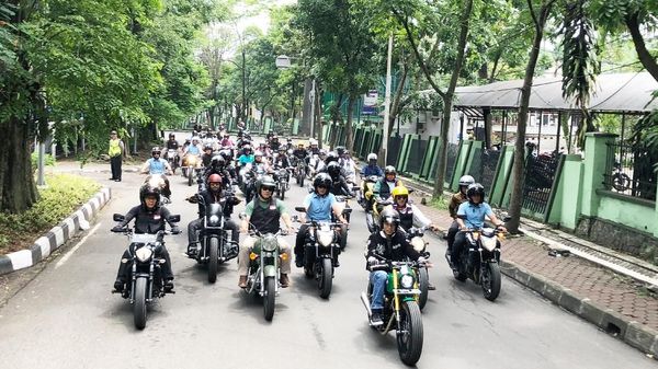 Begini Aksi Jokowi Pimpin Konvoi Bikers di Bandung