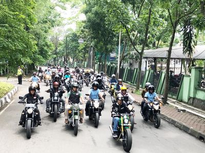 Begini Aksi Jokowi Pimpin Konvoi Bikers di Bandung