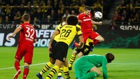 Tapi selang tiga menit setelahnya Bayern Munich kembali unggul lewat tandukan Robert Lewandowski ke gawang Marwin Hitz. (REUTERS/Kai Pfaffenbach)
