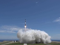 Saingan SpaceX Sukses Luncurkan Satelit ke Orbit