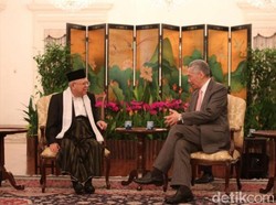 Cerita Kiai Maruf Soal Sarung yang Jadi Model Paris Fashion 