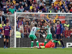 Barcelona tertinggal 0-2 di babak pertama. Joaquin yang menjadi membobol gawang Marc-Andre Ter Stegen untuk kedua kalinya. (Foto: Albert Gea/Reuters)