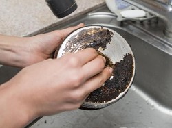 6 Cara Bersihkan Panci Gosong, Bunda Perlu Coba