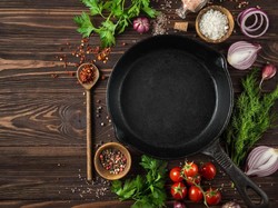 Memasak Pakai Wajan Gosong Disebut Bisa Picu Kanker, Bun