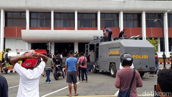 Melihat Sisa Kebakaran di Kantor Gubernur Papua