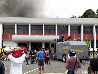 Melihat Sisa Kebakaran di Kantor Gubernur Papua