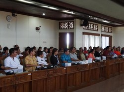 Gubernur Koster Tertibkan Toko Tiongkok, Warga Ngadu ke DPRD