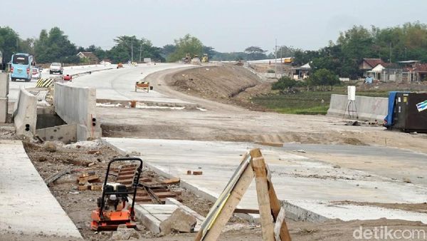 Melihat Proyek Tol Trans Jawa di Seksi Kertosono-Ngawi