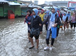 Ratusan Warga Jalan Kaki Terobos Genangan Banjir di Dayeuhkolot