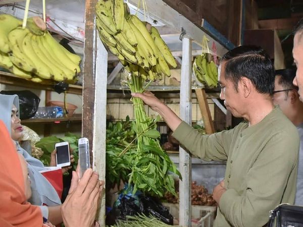 Blusukan ke Pasar Cihaurgeulis, Jokowi Belanja Ubi, Kangkung dan Bayam