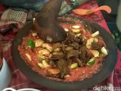 Puedess Poll! Rujak Belut yang Gurih di Pinggir Hutan Lamongan