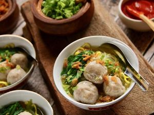 Slurp! 5 Bahan Pelengkap Ini Bikin Semangkuk Bakso Semakin Enak