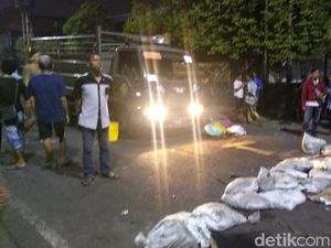 Penertiban PKL Gembong Ricuh, Jalan Diblokade Karung Pasir