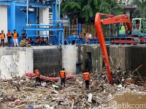 118 Petugas Siaga di 227 Titik Rawan Tumpukan Sampah Saat Banjir