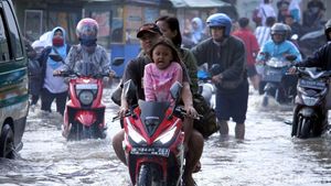 Aksi Nekat Warga Terobos Banjir di Bandung