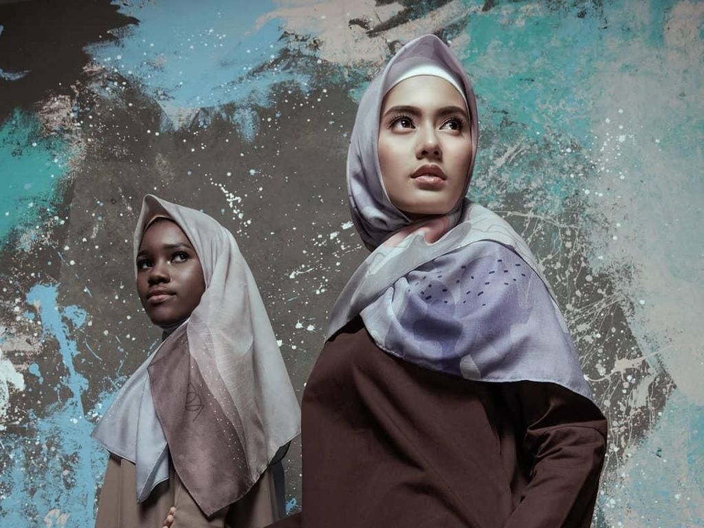 Kata Desainer, Warna Galaksi Akan Jadi Tren Hijab 2019 Kata Desainer, Warna Galaksi Akan Jadi Tren Hijab 2019