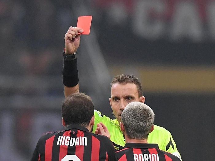 Gonzalo Higuain dikartu merah saat menjalani duel AC Milan vs Juventus (REUTERS/Alberto Lingria) Gonzalo Higuain dikartu merah saat menjalani duel AC Milan vs Juventus (REUTERS/Alberto Lingria)