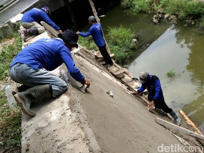 Masuki Musim Hujan, Turap Kali Sunter Diperbaiki