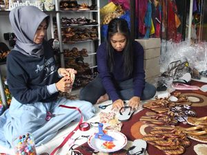 Berkat Sandal Jepit Hias, Tin Harnanik Raup Untung Rp 10 Juta/Bulan Berkat Sandal Jepit Hias, Tin Harnanik Raup Untung Rp 10 Juta/Bulan