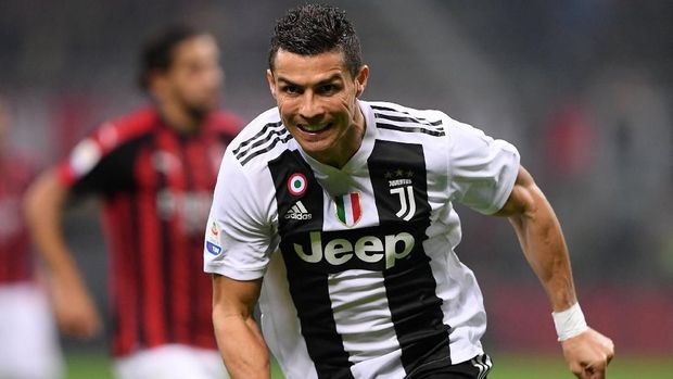 Cristiano Ronaldo mencetak satu dari dua gol Juventus ke gawang AC Milan. (