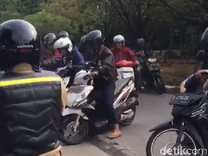 Hindari Razia, Pemotor Lawan Arus di Jalur Busway