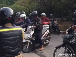 Hindari Razia, Pemotor Lawan Arus di Jalur Busway