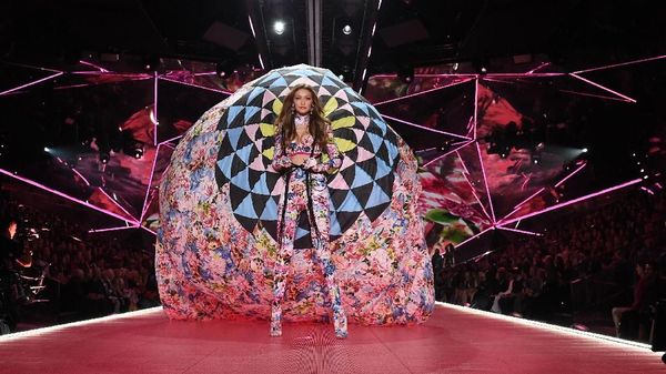 Deretan Model Seksi dengan Sayap Megah di Victorias Secret 2018