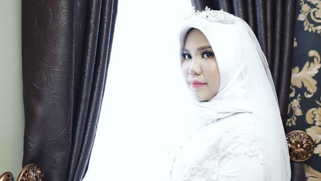 Potret Haru Wanita Viral yang Menikah Sendiri, Calon Suami Korban Lion Air