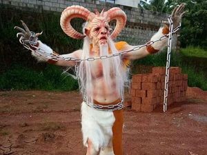 Baik Hati, Kisah Buruh Rela Dandan Seram Demi Biayai Pengobatan Anak-anak