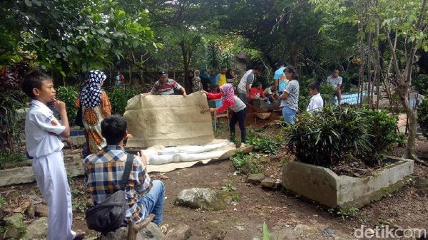 Penampakan Mayat Keluar dari Kubur Akibat Longsor di Bogor