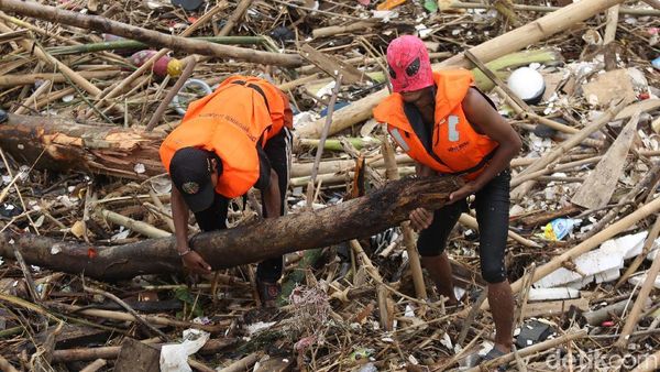Aksi Spiderman Bersih-bersih Sampah di Pintu Air Manggarai