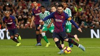 Lionel Messi comeback dari cedera. Dia membawa Barca memankas jarak dengan gol lewat titik putih di menit ke-68. (Foto: Albert Gea/Reuters)