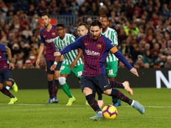 Lionel Messi comeback dari cedera. Dia membawa Barca memankas jarak dengan gol lewat titik putih di menit ke-68. (Foto: Albert Gea/Reuters)