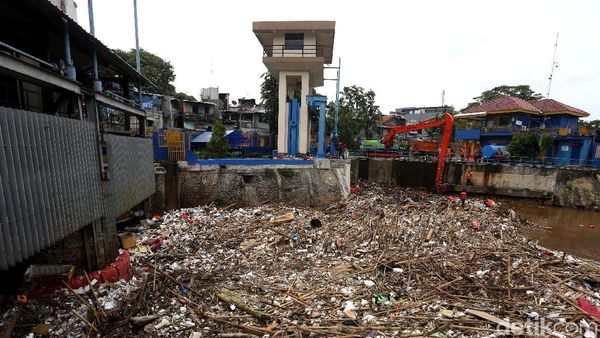 Intensitas Hujan Tinggi, Sampah Menumpuk di Pintu Air Manggarai