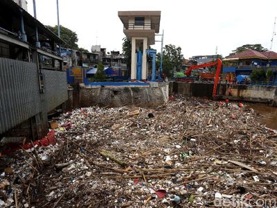 Intensitas Hujan Tinggi, Sampah Menumpuk di Pintu Air Manggarai