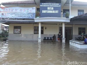 Banjir Rendam Kantor Desa Dayeuhkolot Bandung